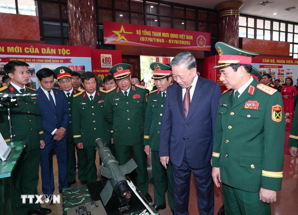 Tổng Bí thư Tô Lâm và các đại biểu tham quan Khu trưng bày sản phẩm công nghiệp Quốc phòng. (Ảnh: Trọng Đức /TTXVN)