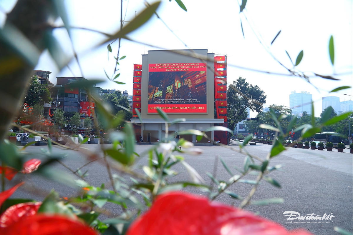 Công trình Hàm cá mập sau khi được tháo dỡ, quảng trường Đông Kinh Nghĩa Thục được mở rộng thành 1,4 ha, nâng cốt nền, các tòa nhà xung quanh được cải tạo mặt tiền.