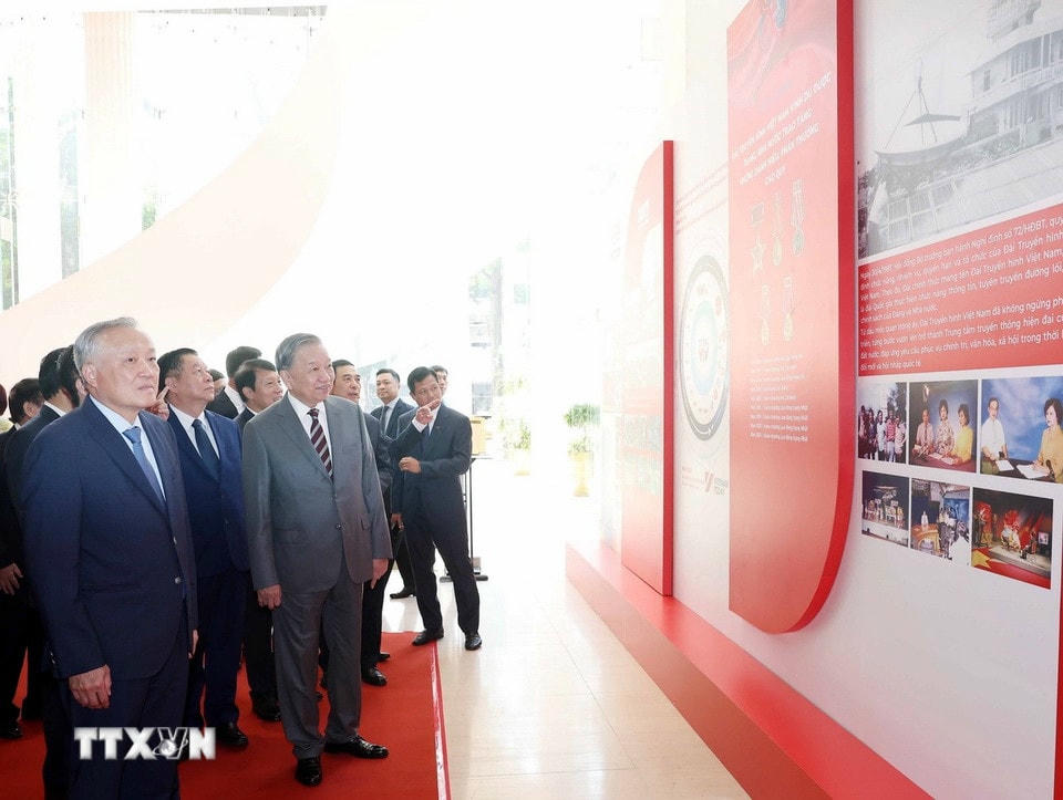 Tổng Bí thư Tô Lâm nghe giới thiệu về Đài Truyền hình Việt Nam. (Ảnh: Thống Nhất/TTXVN)