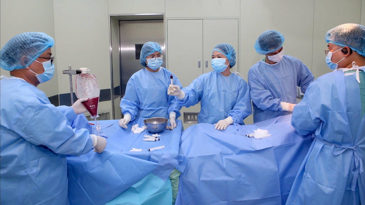 đó, cháu bé V.Q.C. (6 tuổi, trú tại tỉnh Bắc Ninh), được chẩn đoán bị Beta- Thalassemia từ lúc 6 tháng tuổi và phải nhập viện truyền máu hàng tháng. Cháu đã điều trị thuốc thải sắt từ năm 3 tuổi.