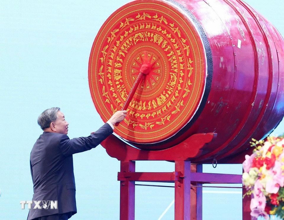 Tổng Bí thư Tô Lâm đánh trống khai giảng năm học 2025-2026. (Ảnh: Thống Nhất/TTXVN) ttxvn-0509-tong-bi-thu-nganh-giao-duc-16.jpg