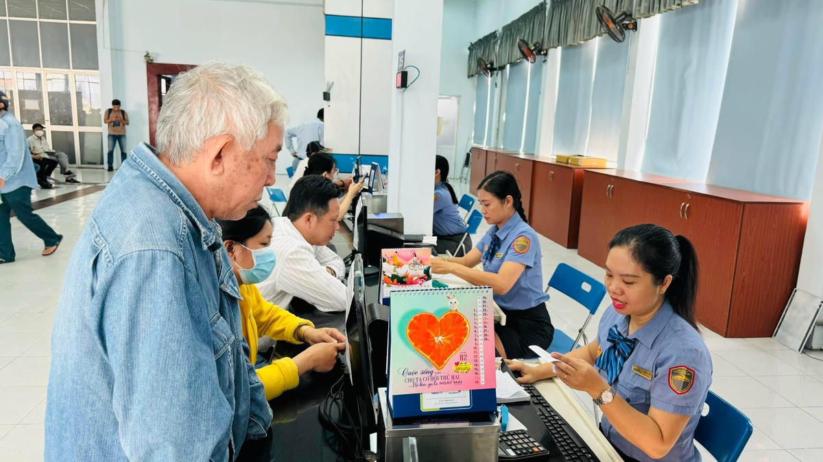 Hành khách mua vé tàu tết năm trước ở ga Sài Gòn. Ảnh: Đ.S.