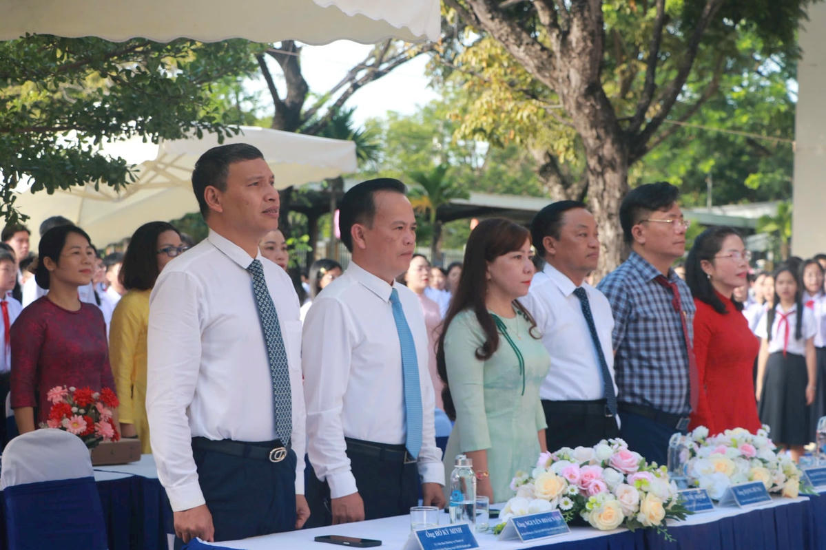 Phó Chủ tịch Thường trực UBND thành phố Hồ Kỳ Minh (hàng đầu, bên trái) dự lễ khai giảng năm học 2025 - 2026 tại Trường THCS và THPT Nguyễn Khuyến. Ảnh Văn Hoàng