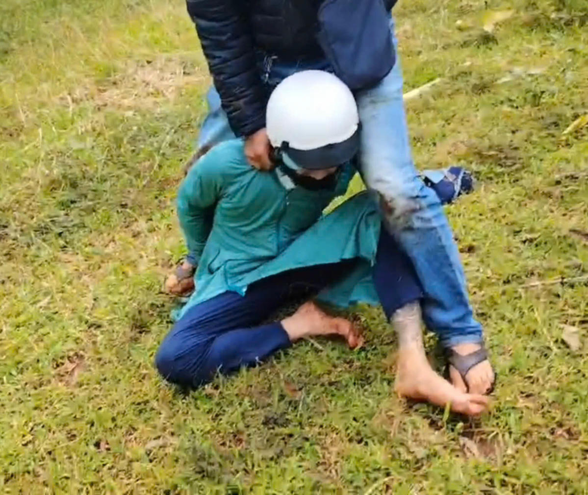 Thuận sử dụng áo chống nắng, bịt mặt để ngụy trang. Ảnh:CA.