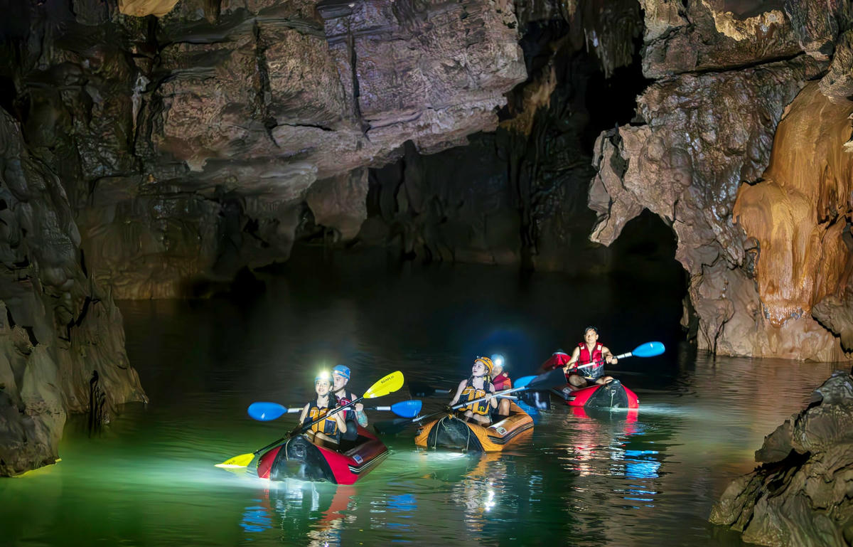 Du khách chèo thuyền khám phá động Phong Nha
