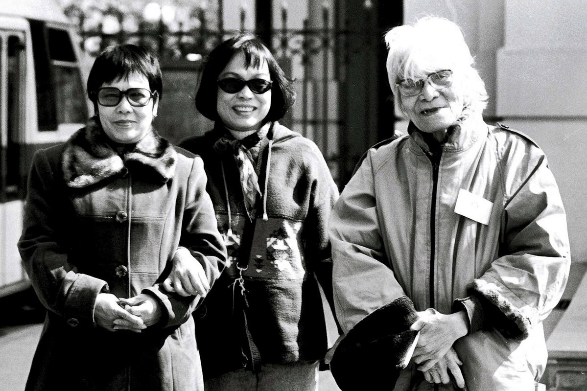 2-NSND Phạm Thị Thành cùng PGS.TS Nguyễn Thị Minh Thái và nhà thơ Hoàng Cầm (ảnh Nguyễn Đình Toán)