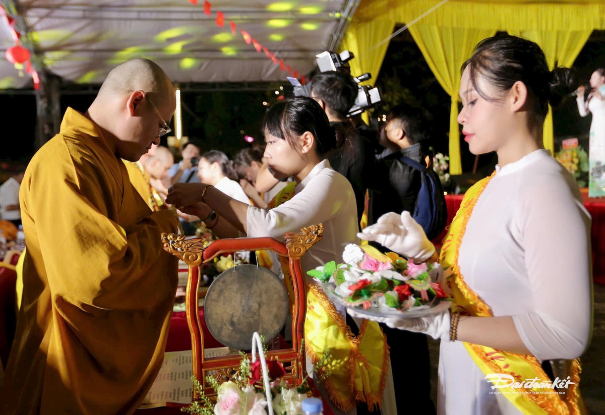 “Hôm nay tôi đến chùa để tham dự lễ Vu Lan, được cài lên ngực bông hồng, tôi không kìm được nước mắt. Tôi nhớ bố mẹ vô cùng. Chỉ mong bố mẹ sớm được về nơi tam bảo, an bình và thanh thản”, chị Dung nghẹn ngào.