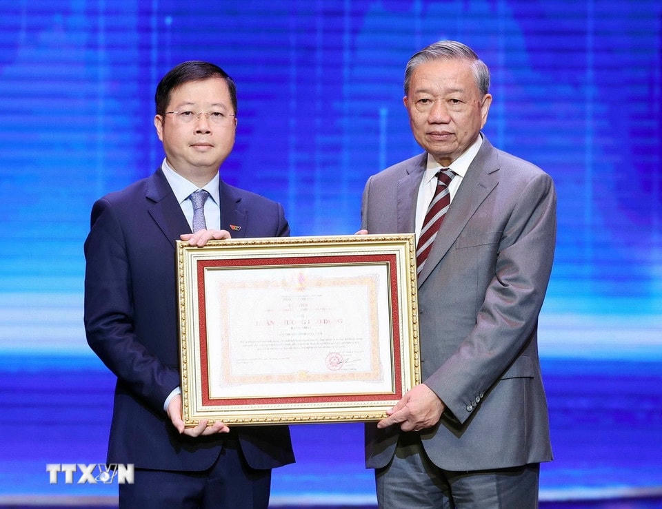 Tổng Bí thư Tô Lâm trao tặng Danh hiệu Huân chương Lao động hạng Nhất cho Đài Truyền hình Việt Nam. (Ảnh: Thống Nhất/TTXVN)