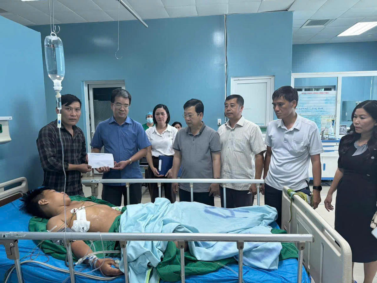 Lãnh đạo phường Thành Nhất đến thăm hỏi cháu T.T.P. đang điều trị tại bệnh viện. Ảnh: TN.