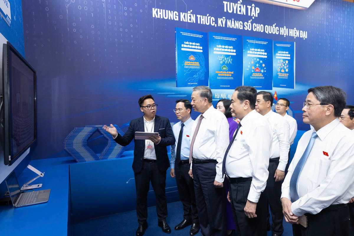 Tổng Bí thư Tô Lâm, Chủ tịch Quốc hội Trần Thanh Mẫn cùng các đại biểu tham quan khu trưng bày về kết quả chuyển đổi số của Quốc hội. Ảnh: Quang Vinh.