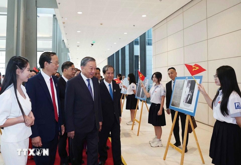 Tổng Bí thư Tô Lâm tham quan triển lãm ảnh của ngành Giáo dục. (Ảnh: Thống Nhất/TTXVN) ttxvn-0509-tong-bi-thu-nganh-giao-duc-15.jpg