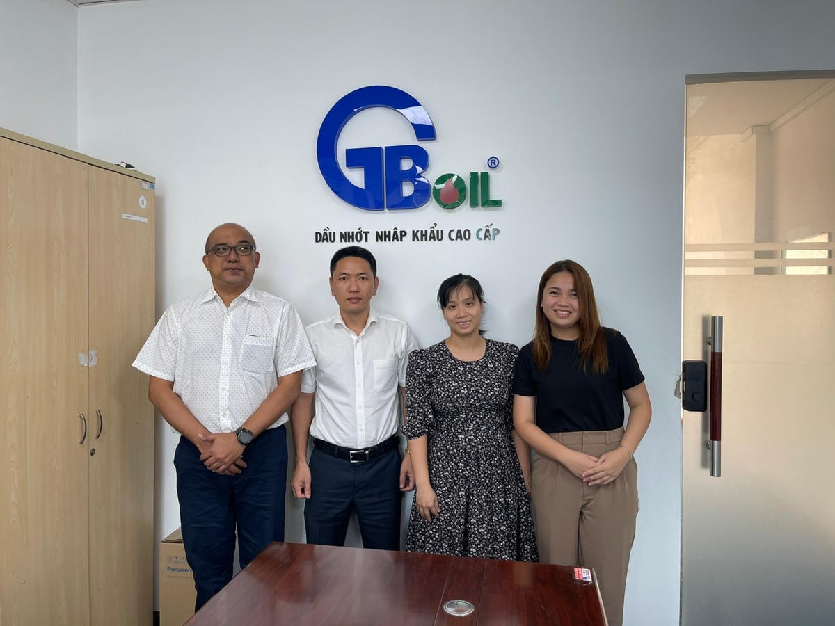 Doanh nhân Mai Xuân Thái (đứng giữa) làm việc với các đối tác đến từ Thái Lan.