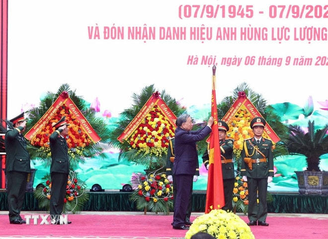 Tổng Bí thư Tô Lâm trao tặng Danh hiệu Anh hùng Lực lượng Vũ trang Nhân dân cho Bộ Tổng Tham mưu Quân đội Nhân dân Việt Nam. (Ảnh: Thống Nhất/TTXVN) ttxvn-0609-tong-bi-thu-bo-tong-tham-muu-10.jpg