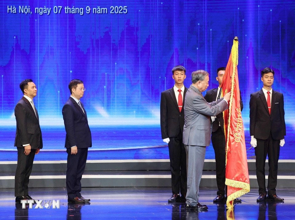 Tổng Bí thư Tô Lâm trao tặng Danh hiệu Huân chương Lao động hạng Nhất cho Đài Truyền hình Việt Nam. (Ảnh: Thống Nhất/TTXVN)