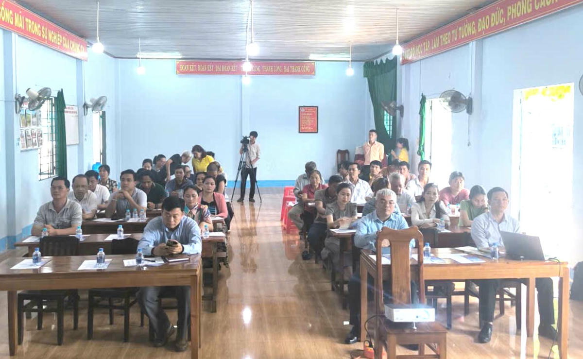 Tuyên truyền chính sách bảo hiểm xã hội cho lao động tự do, hộ kinh doanh cá thể tại xã Định Quán, Đồng Nai. Ảnh: Trần Thành.