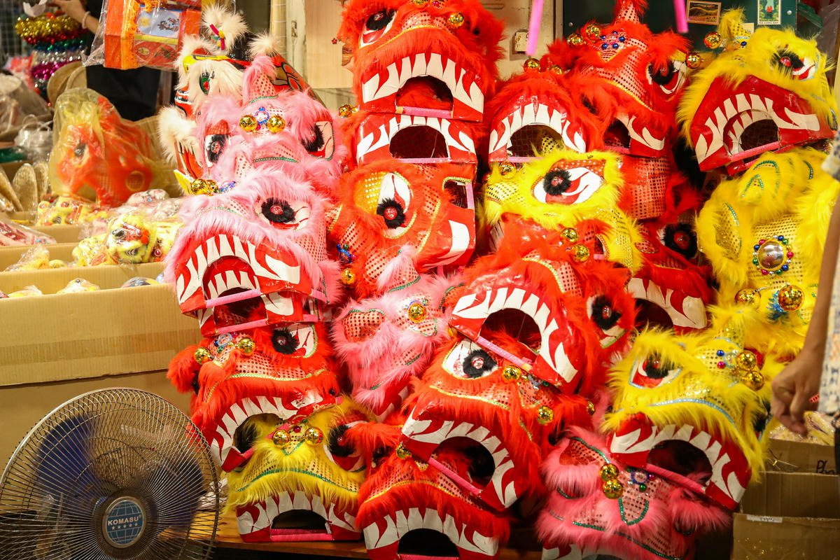 Những đầu sư tử cỡ lớn, thiết kế cầu kỳ hơn có giá từ vài triệu đến hàng chục triệu đồng.