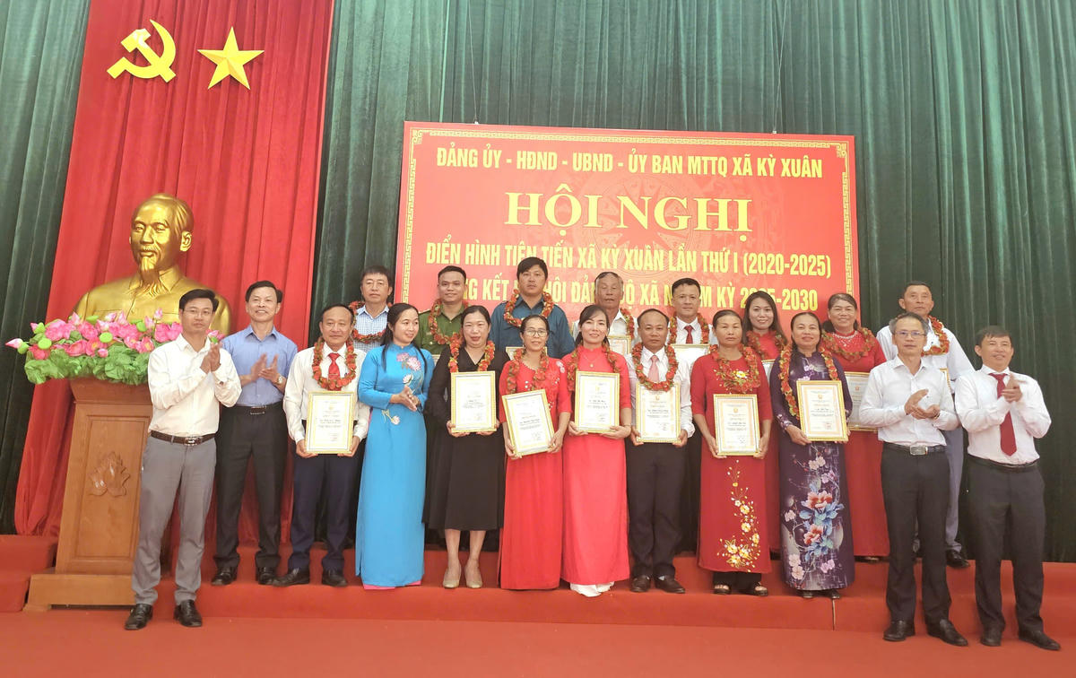 Trao giấy chứng nhận 16 cá nhân tiên tiến điển hình tiêu biểu trong phong trào thi đua yêu nước ở các cấp, các ngành, các lĩnh vực. Ảnh: Quang Lộc.