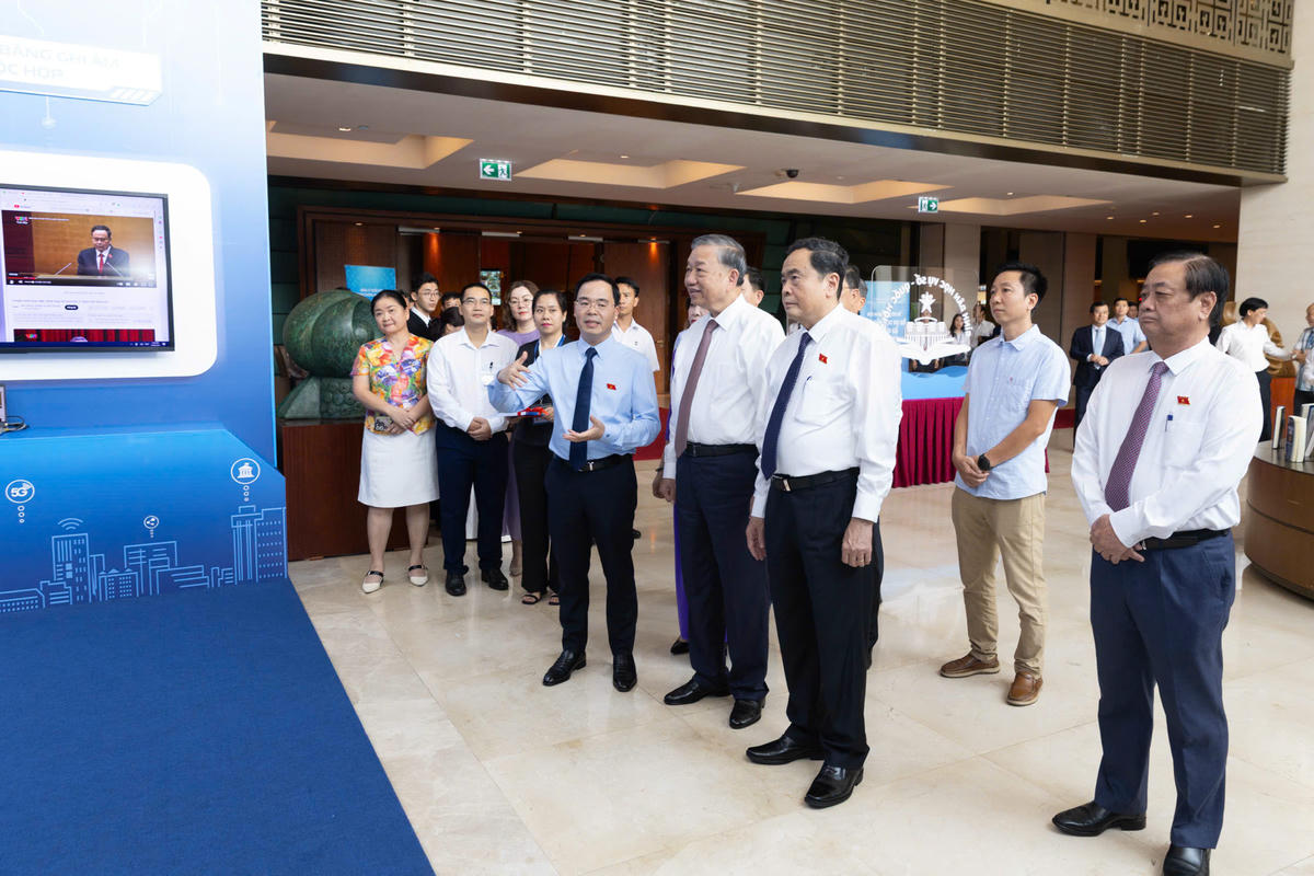 Tổng Bí thư Tô Lâm, Chủ tịch Quốc hội Trần Thanh Mẫn cùng các đại biểu tham quan khu trưng bày về kết quả chuyển đổi số của Quốc hội. Ảnh: Quang Vinh.