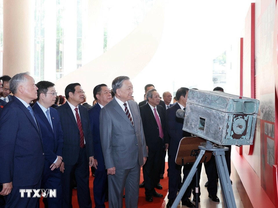 Tổng Bí thư Tô Lâm và các đại biểu xem trưng bày tại buổi lễ. (Ảnh: Thống Nhất/TTXVN)