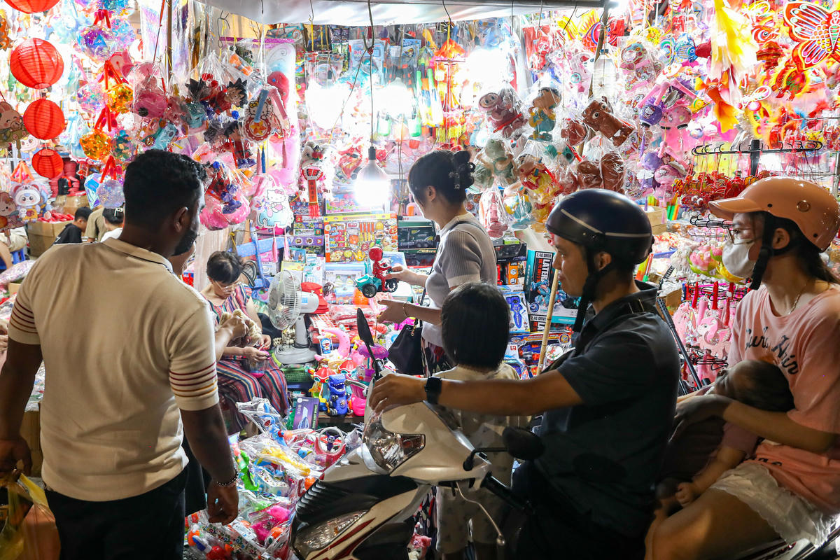 Nhiều gia đình đưa con nhỏ tới phố Hàng Mã mua đồ chơi Trung thu.