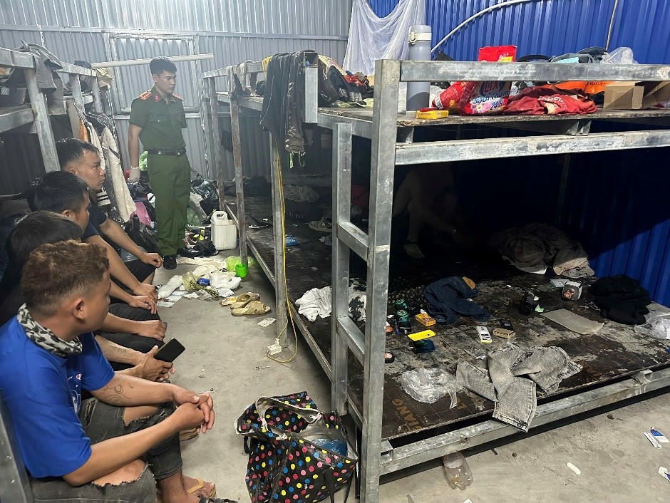 Lực lượng Công an kiểm tra các khu lán trại có lao động tỉnh ngoài tạm trú. Ảnh: Công an tỉnh Quảng Ninh.