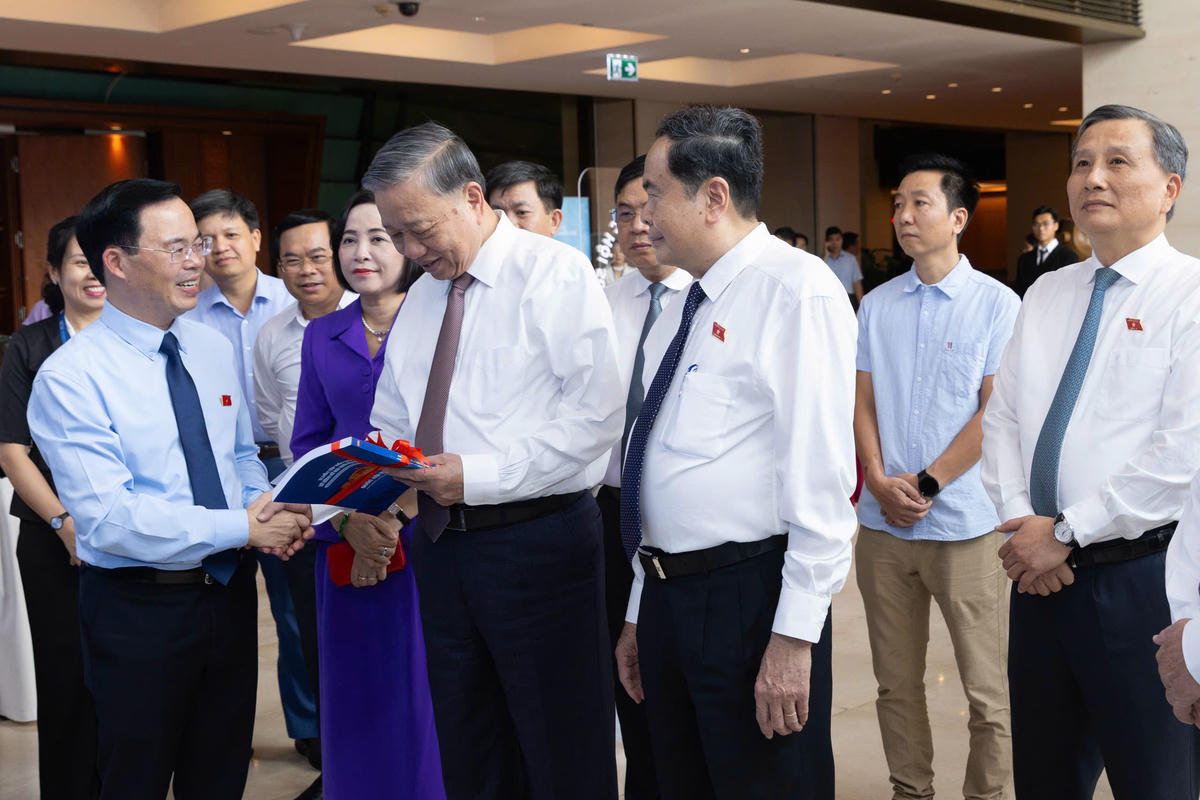 Tổng Bí thư Tô Lâm, Chủ tịch Quốc hội Trần Thanh Mẫn cùng các đại biểu tham quan khu trưng bày về kết quả chuyển đổi số của Quốc hội. 