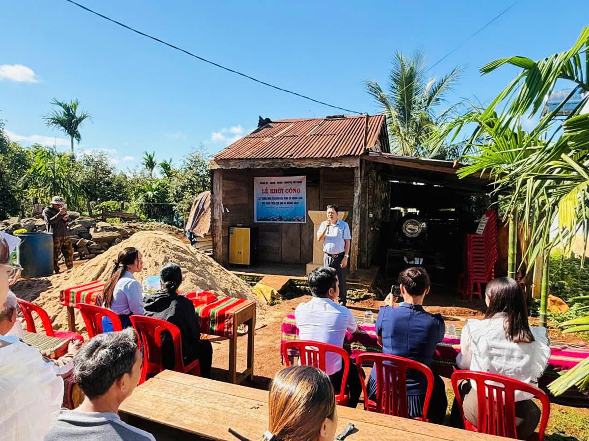Ông Lê Hồng Văn - Phó Bí thư, Chủ tịch UBND xã phát biểu. Ảnh: TN
