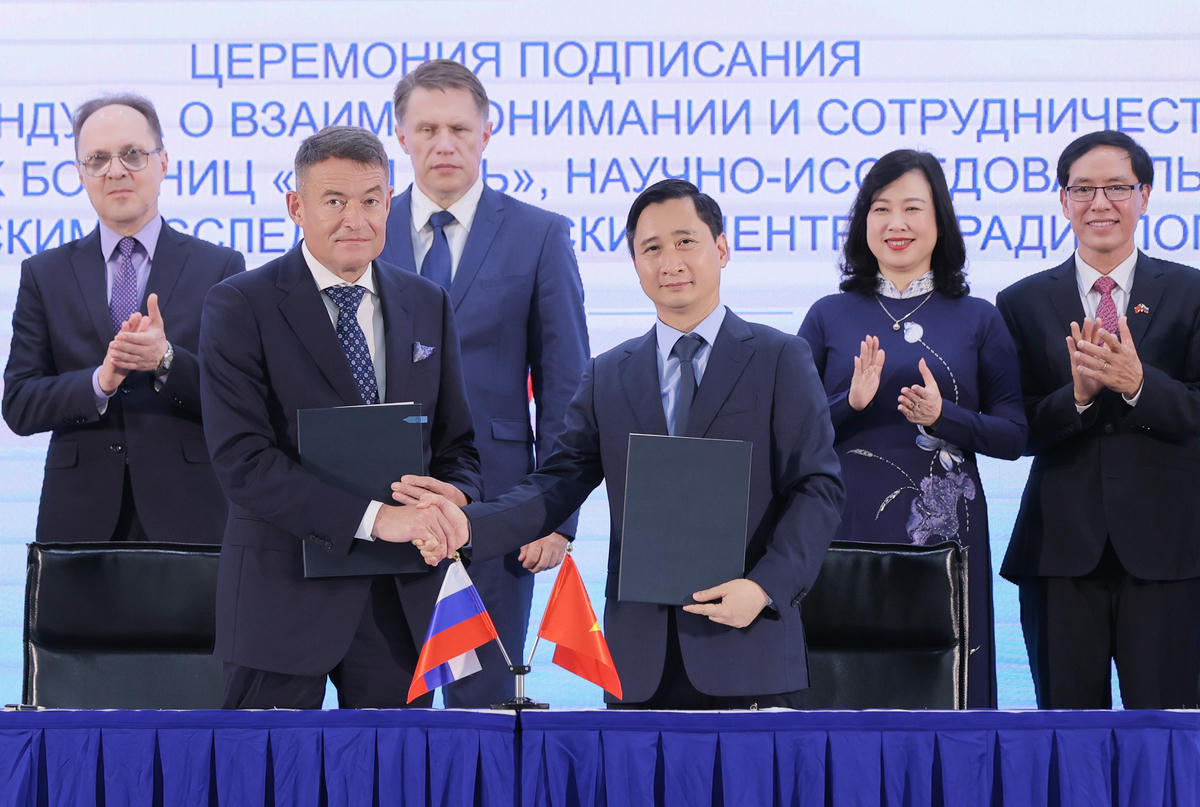 Ông Kaprin Andrey Dmitrievich - Tổng giám đốc Trung tâm Y học Quốc gia về Xạ trị - Viện Hertsen Liên bang Nga trao đổi văn kiện hợp tác với ông Ngô Chí Dũng, Chủ tịch HĐQT Hệ thống BVĐK Tâm Anh và Viện Nghiên cứu Tâm Anh (TAMRI) tại lễ ký kết chiều 12/9, với sự chứng kiến của Bộ trưởng Bộ Y tế Liên bang Nga Mikhail Albertovich Murashko và Bộ trưởng Bộ Y tế Đào Hồng Lan. Ảnh: BVĐK Tâm Anh.