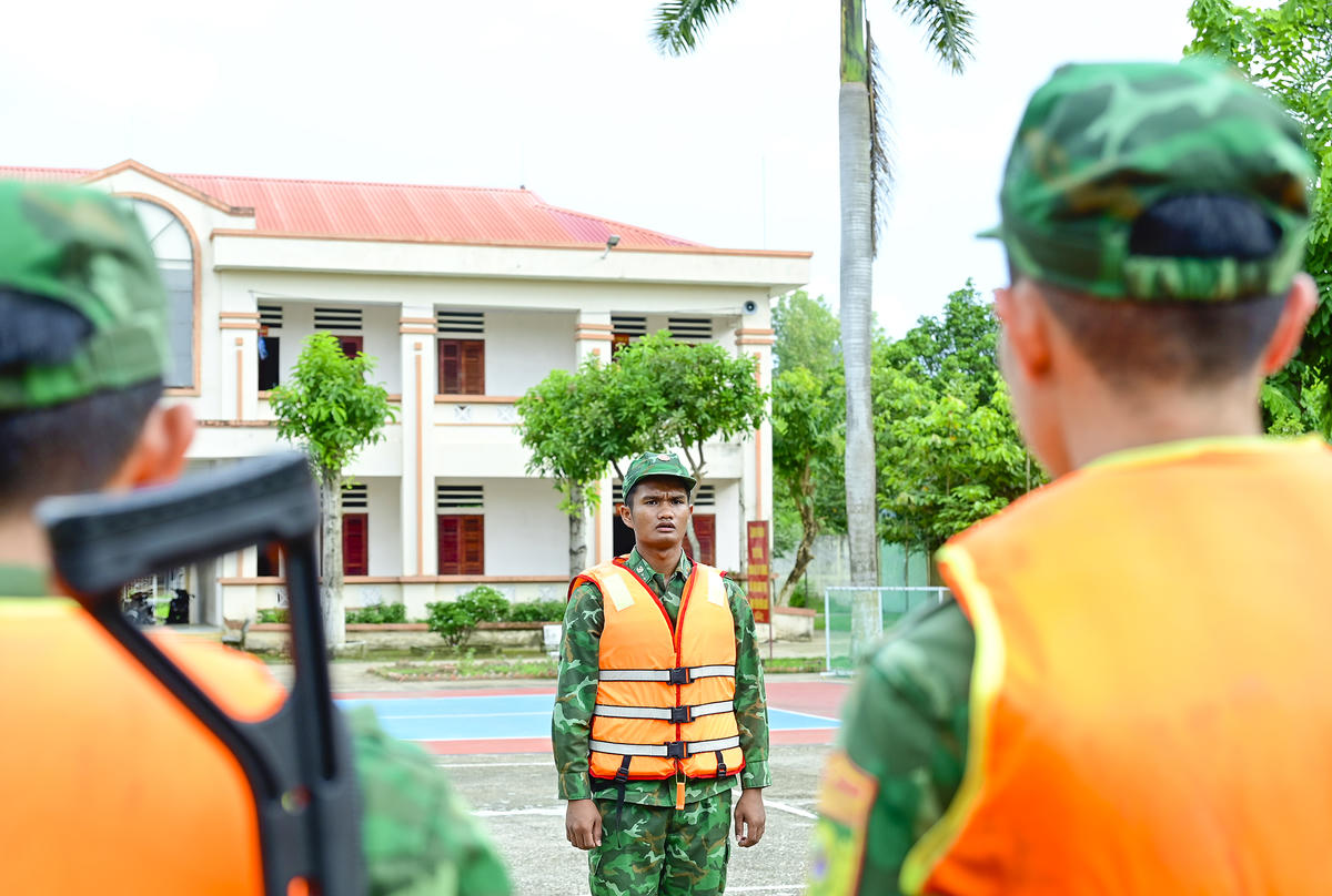 Tổ trưởng tổ tuần tra phổ biến nhiệm vụ cho các chiến sĩ trước khi lên đường tuần tra biên giới. Ảnh Nguyễn Minh. 