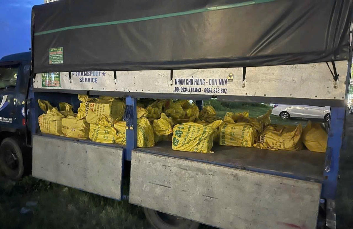 Xe tải chở khí cười bị bắt quả tang. Ảnh: Nguyễn Tú.