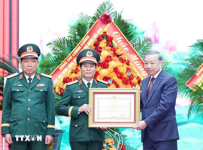 Tổng Bí thư Tô Lâm trao tặng Danh hiệu Anh hùng Lực lượng Vũ trang Nhân dân cho Bộ Tổng Tham mưu Quân đội Nhân dân Việt Nam. (Ảnh: Thống Nhất/TTXVN) ttxvn-0609-tong-bi-thu-bo-tong-tham-muu-11.jpg
