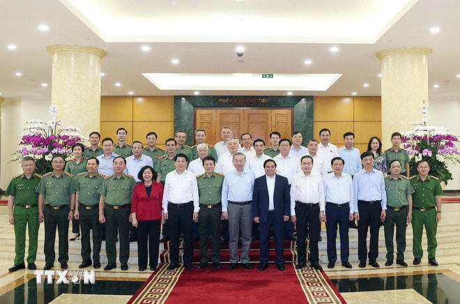 Tổng Bí thư Tô Lâm và các đại biểu chụp ảnh chung. (Ảnh: Thống Nhất/TTXVN) ttxvn-tong-bi-thu-to-lam-chu-tri-cuoc-lam-viec-cua-bo-chinh-tri-voi-ban-thuong-vu-dang-uy-cong-an-trung-uong-8262565-1.jpg