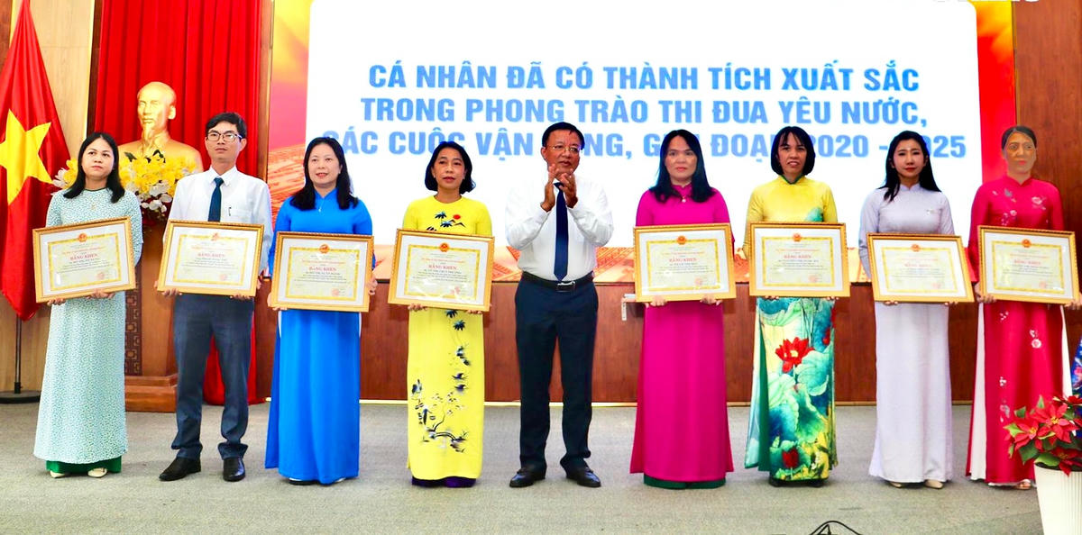 Tập thể và cá nhân có thành tích xuất sắc trong phong trào thi đua yêu nước được Chủ tịch tỉnh Khánh Hòa tặng Bằng khen. (ảnh Thùy Trang)