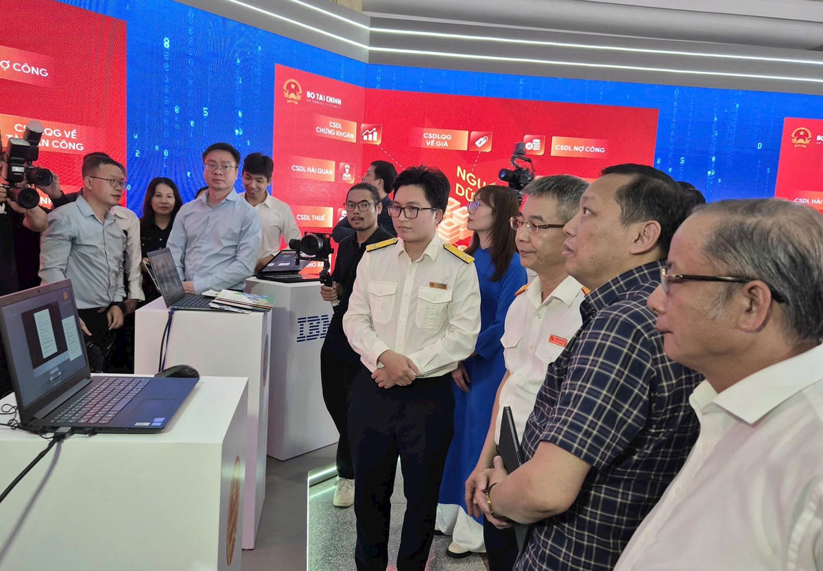 Tại gian hàng của Bộ Tài chính