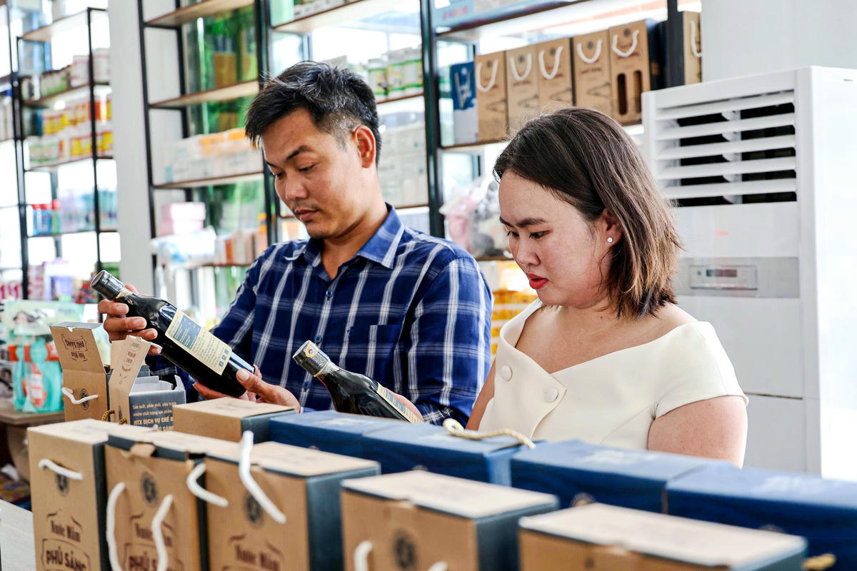 Sản phẩm nước mắm Phú Sáng được giới thiệu tại cửa hàng, chuẩn bị đưa vào hệ thống phân phối hiện đại. Ảnh: Cẩm Kỳ