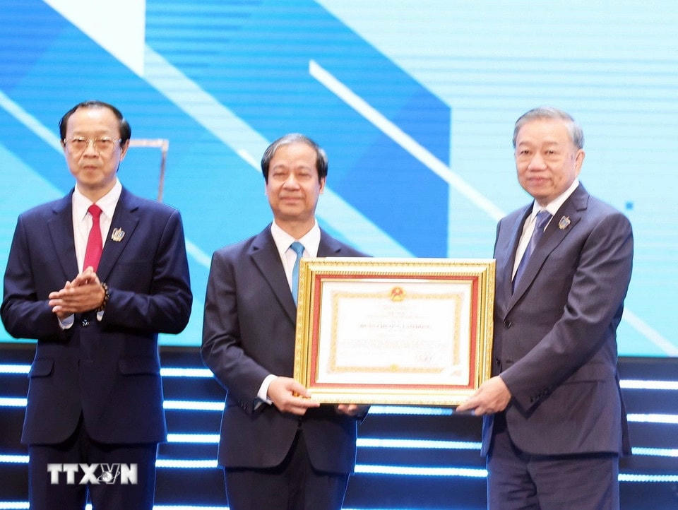Tổng Bí thư Tô Lâm trao tặng Huân chương lao động hạng Nhất cho Bộ Giáo dục-Đào tạo. (Ảnh: Thống Nhất/TTXVN)
