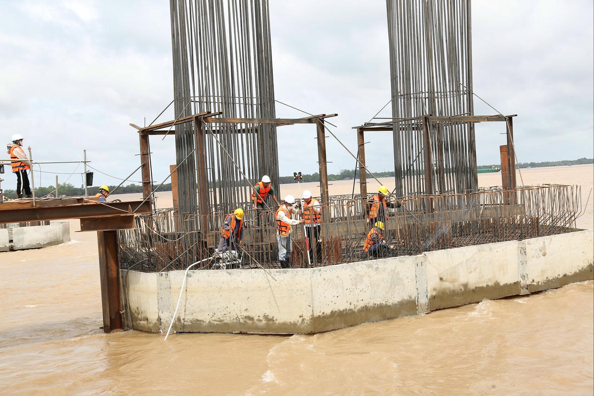 Giám đốc Ban Quản lý dự án cầu Đại Ngãi Đinh Lê Thông cho biết, các nhà thầu đang bố trí tổng cộng 21 mũi thi công cầu Đại Ngãi 1 với....