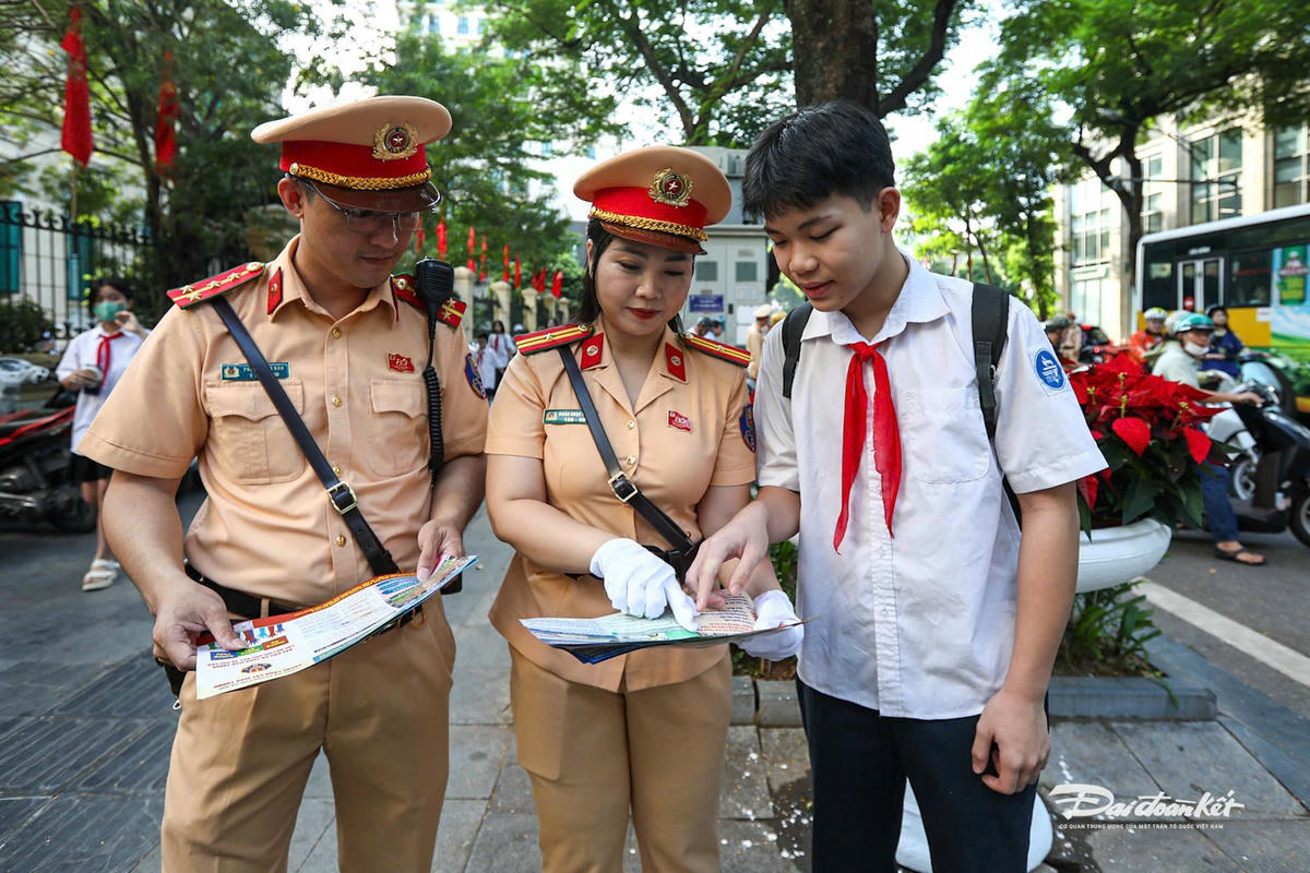 Theo ghi nhận của PV Báo Đại Đoàn kết, ngay từ 6h sáng, tổ công tác của Đội CSGT đường bộ số 1 đã phối hợp với Công an phường Cửa Nam đã có mặt điều tiết giao thông tại khu vực cổng trường THCS Hùng Vương.