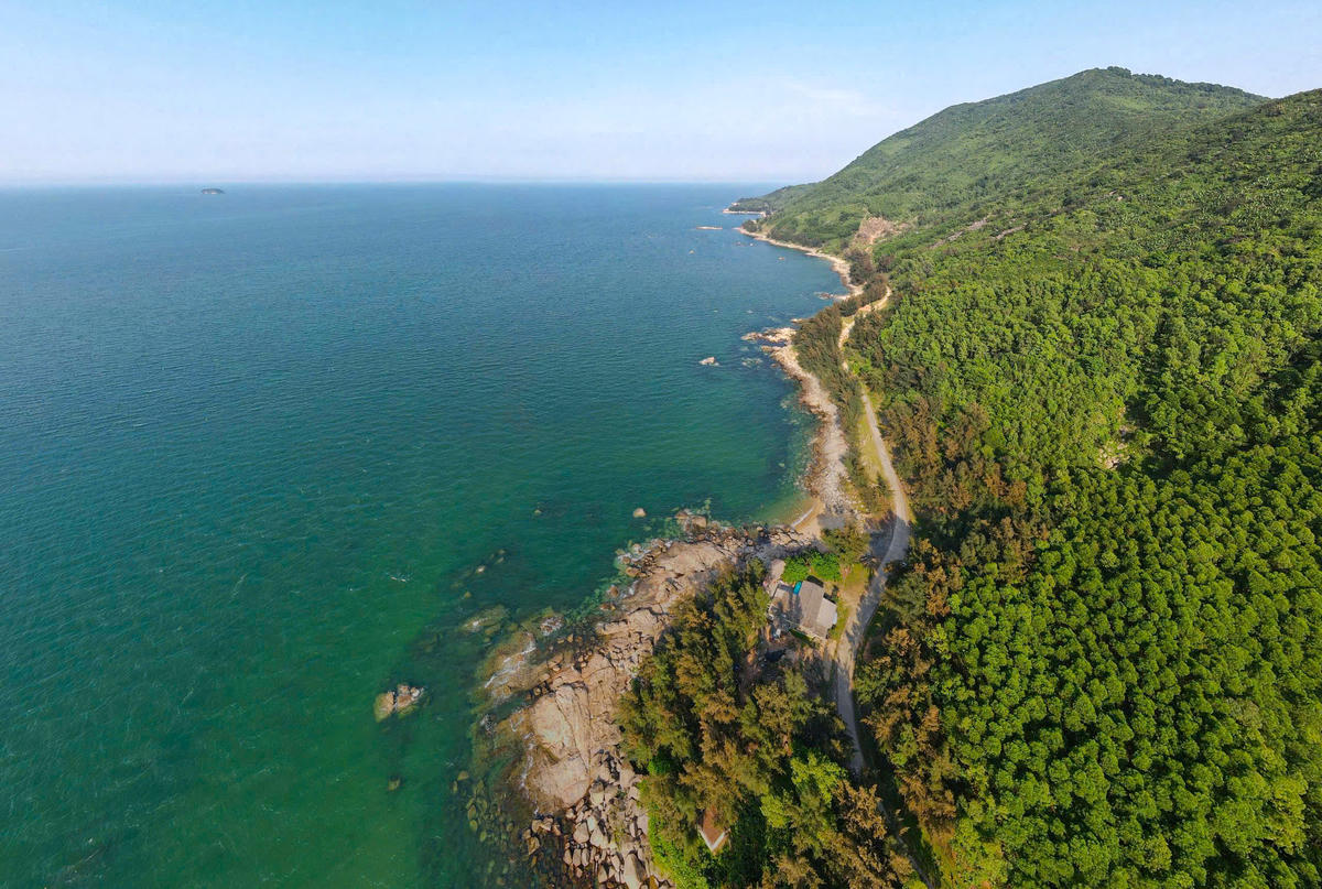 Toàn cảnh bãi biển Kỳ Xuân với dải rừng xanh ôm trọn bờ biển hoang sơ nơi cực Nam Hà Tĩnh. Ảnh: Cẩm Kỳ. 