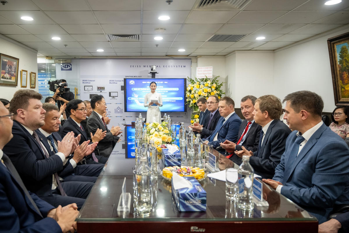 Đoàn làm việc của Bộ trưởng Bộ Y tế Nga tại Bệnh viện Mắt Quốc tế Việt- Nga 