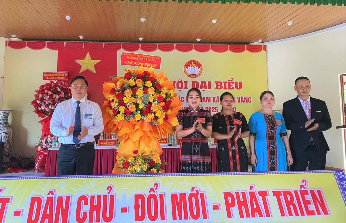 Ông Lê Trí Thanh tặng lẵng hoa chúc mừng Đại hội đại biểu Mặt trận Tổ quốc Việt Nam xã Sông Vàng lần thứ I. Ảnh: Hòa Nguyễn.