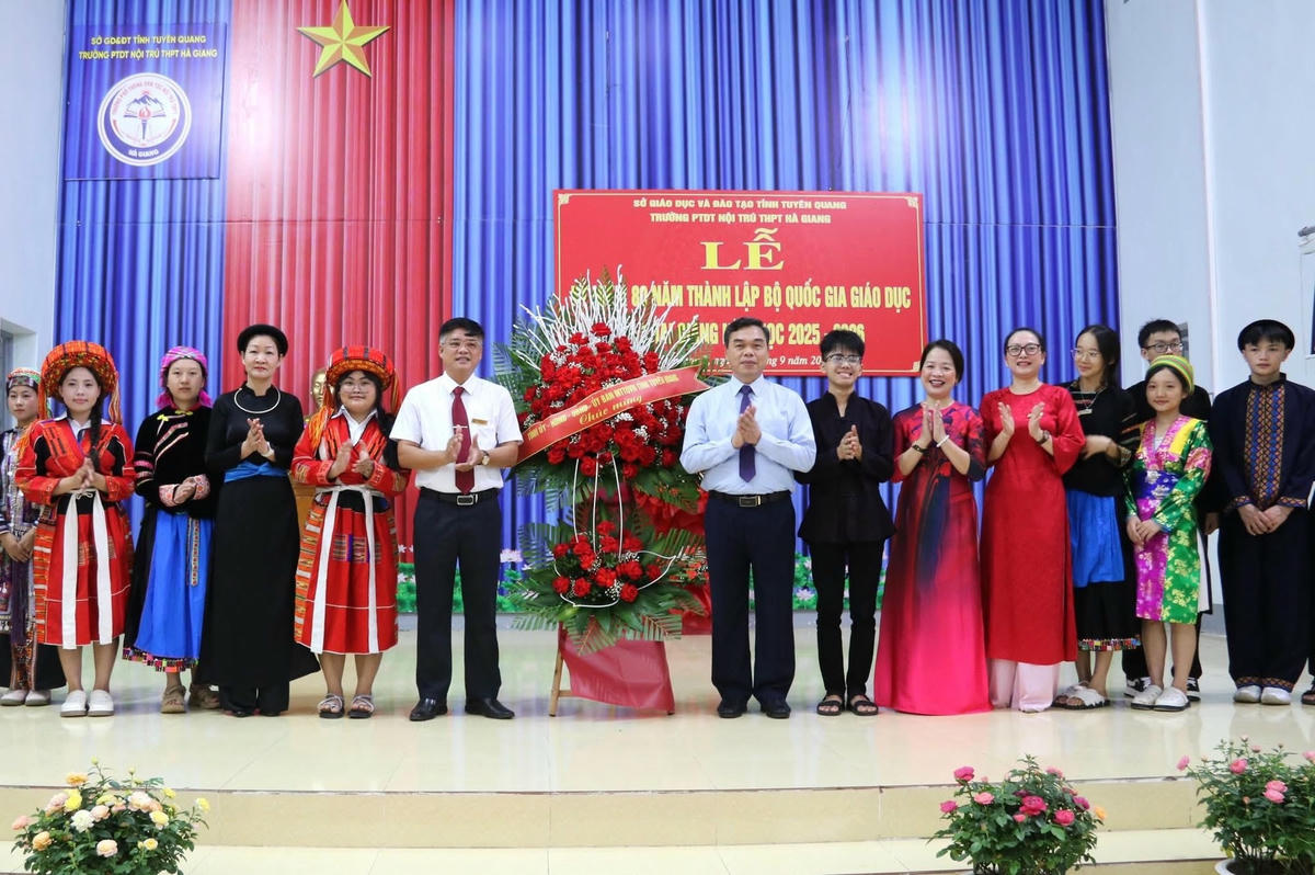 Phó Bí thư Tỉnh ủy, Chủ tịch Ủy ban MTTQ Việt Nam tỉnh Tuyên Quang Ma Thế Hồng đã tặng hoa chúc mừng nhà trường. Ảnh