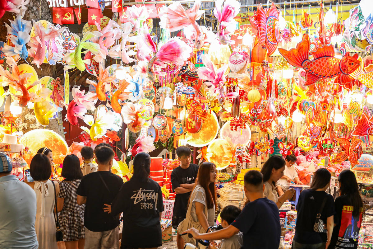 Càng về tối, phố Hàng Mã càng thu hút nhiều người dân, du khách đến tham quan và mua sắm.