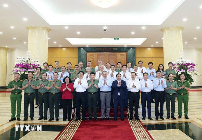 Tổng Bí thư Tô Lâm và các đại biểu chụp ảnh chung. (Ảnh: Thống Nhất/TTXVN) ttxvn-tong-bi-thu-to-lam-chu-tri-cuoc-lam-viec-cua-bo-chinh-tri-voi-ban-thuong-vu-dang-uy-cong-an-trung-uong-8262565-6.jpg