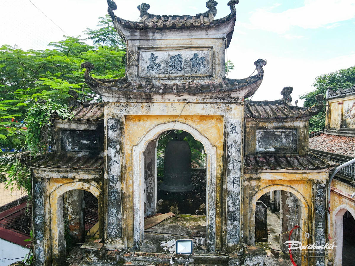 Điểm nổi bật trong nghệ thuật điêu khắc của di tích là ở các ô cửa tiền đường với các hình tượng dân gian như: rồng chầu, phượng, nghê xen kẽ họa tiết: đao mác, lá hỏa, vân áng và các muông thú: khỉ, nai, chim, rắn… tạo thành các bức phù điêu hoàn chỉnh, mang giá trị nghệ thuật cao.