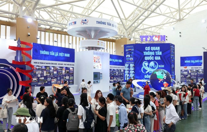 Đông đảo nhân dân xếp hàng nhận ấn phẩm của Thông tấn xã Việt Nam được trưng bày trong Triển lãm Thành tựu Đất nước  ttxvn-0809-gian-hang-trien-lam-ttxvn.jpg