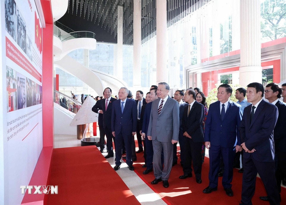 Tổng Bí thư Tô Lâm nghe giới thiệu về Đài Truyền hình Việt Nam. (Ảnh: Thống Nhất/TTXVN)