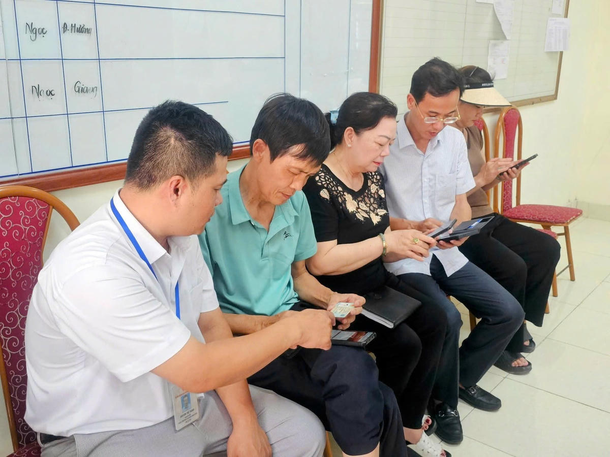 Cán bộ trung tâm hành chính công phường Ngô Quyền, TP Hải Phòng hướng dẫn người dân đăng ký tài khoản trên Cổng dịch vụ công quốc gia. Ảnh: PT.