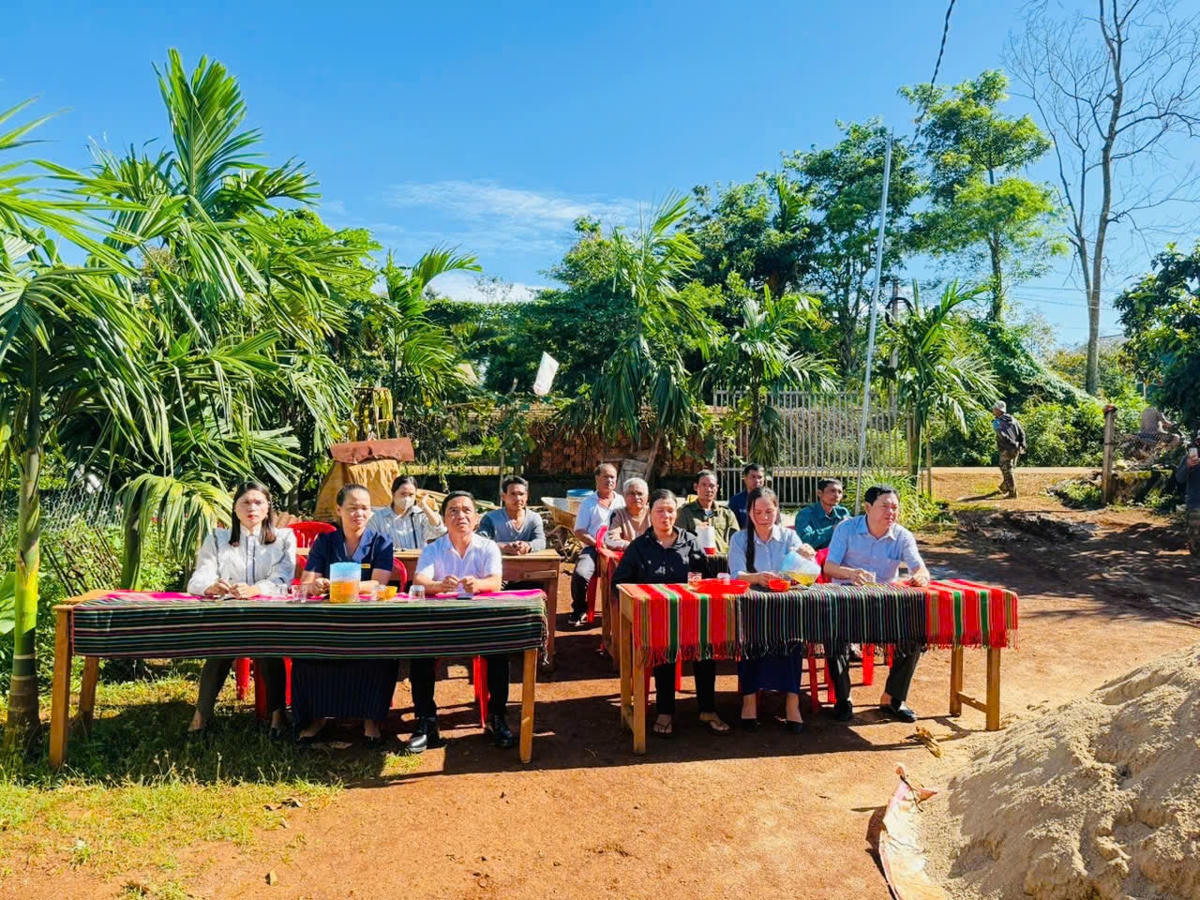 Các đại biểu và người dân về dự Lễ khởi công. Ảnh: TN.