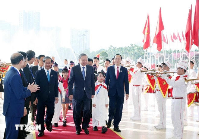 Tổng Bí thư Tô Lâm đến dự buổi lễ kỷ niệm 80 năm truyền thống ngành Giáo dục. (Ảnh: Thống Nhất/ TTXVN) ttxvn-0509-tong-bi-thu-nganh-giao-duc-2.jpg